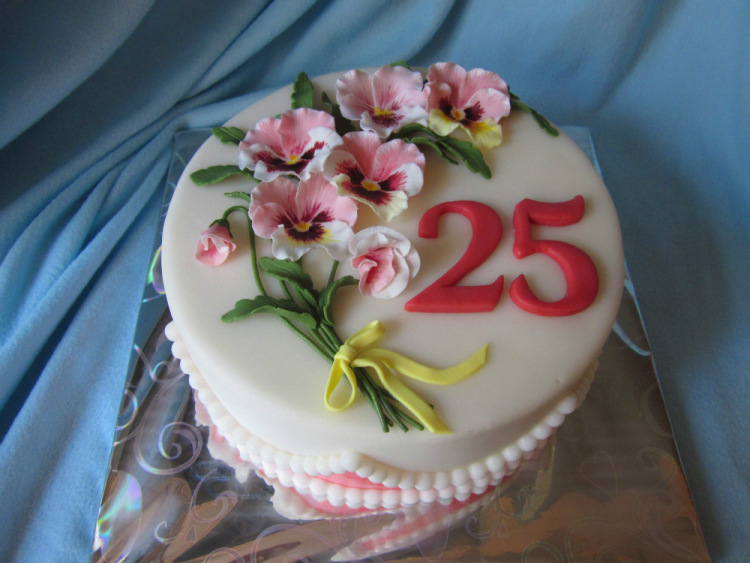 Поздравление женщине 25 лет. Торт на юбилей. Торт на юбилей женщине. Красивый торт на юбилей женщине. Торт на юбилей 55 лет.