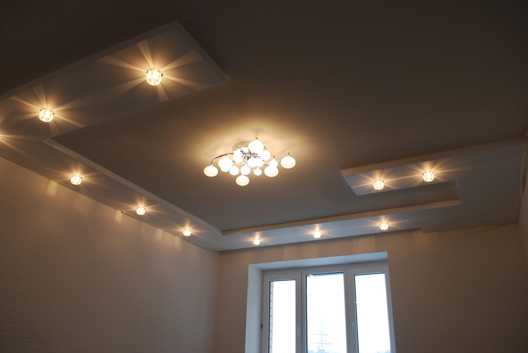 дизайн лампочек на натяжном потолке в спальне